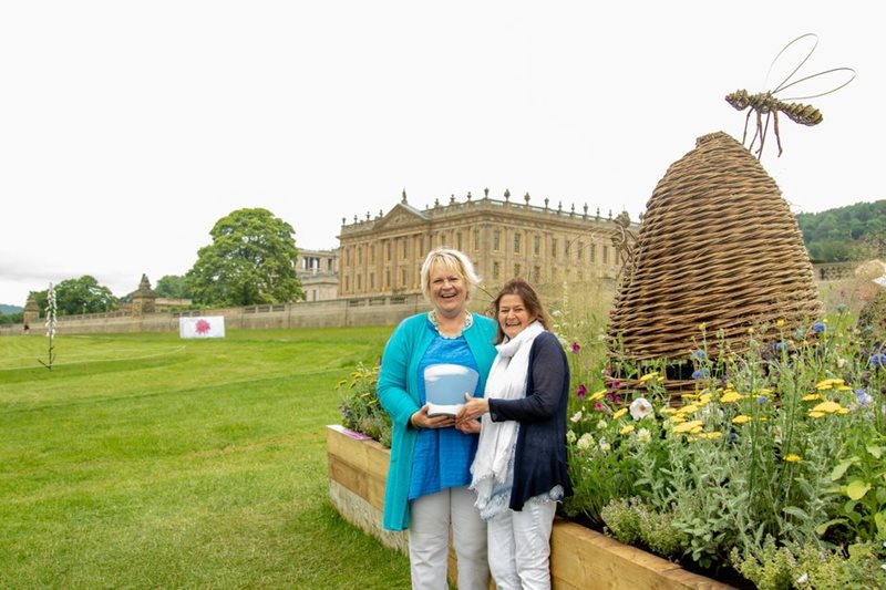 Louisa receiving her award from Sue Biggs, RHS Director General